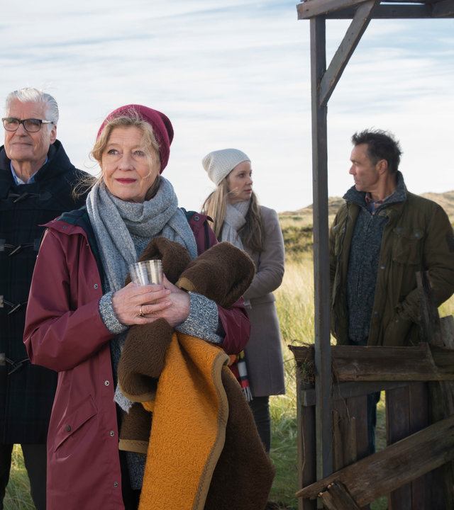 "Dora Heldt: Wind aus West mit starken Böen": Bastian de Jong (Sky du Mont), Martha (Lisa Kreuzer), Katharina (Ann-Kathrin Kramer) und Hennes (Hannes Jaenicke) stehen an einer Hütte in den Dünen.