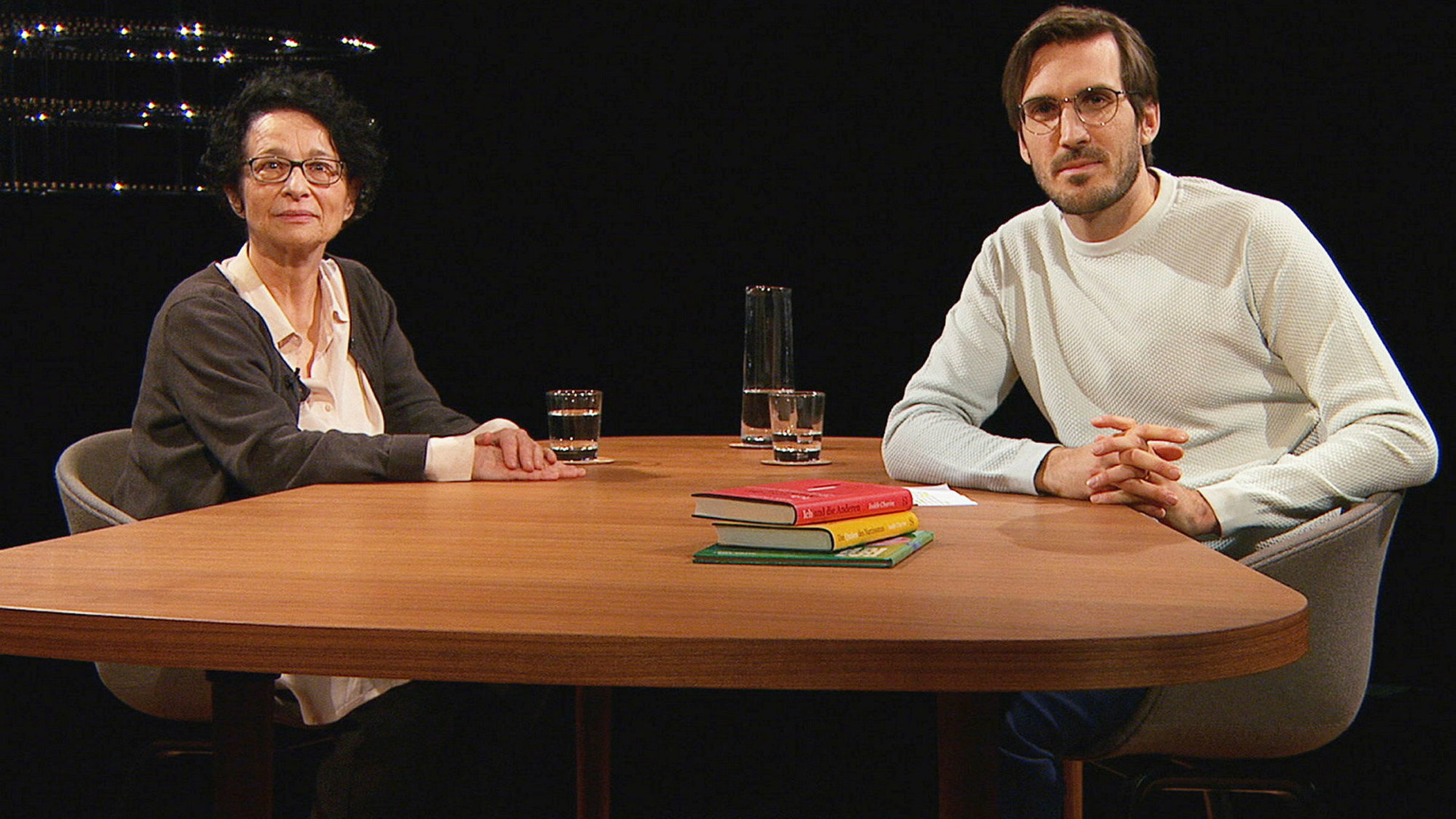 "Isolde Charim - Wie narzisstisch ist unsere Gesellschaft?": IIsolde Charim, Philosophin und Publizistin und Moderator Yves Bossart.