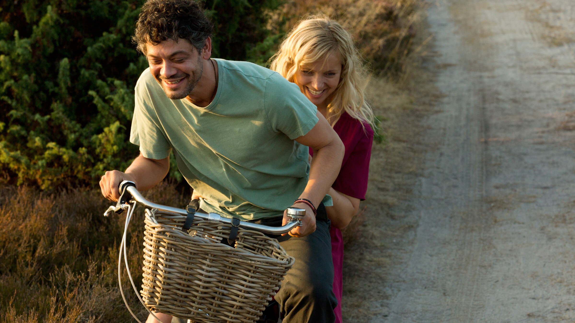 "Ein Wochenende im August": Katja (Nadja Uhl) erlebt als glücklich verheiratete Frau in „Ein Wochenende im August" eine unerwartete Begegnung mit den charismatischen Reisejournalisten Daniel (Carlo Ljubek), der ihr geordnetes Leben für einen magischen Moment aus der Balance bringt.