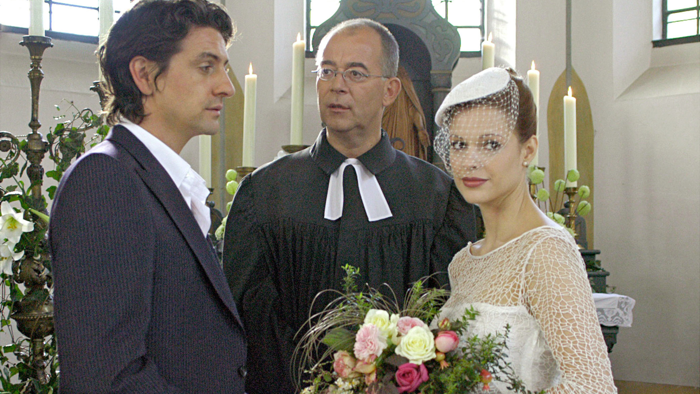 "Heiraten macht mich nervös": Der Pfarrer (Alexander Duda, Mitte) ist einigermaßen überrascht, als Nina (Suzan Anbeh) ihrem Bräutigam Niklas (Gregor Törzs) das Ja-Wort verweigert.