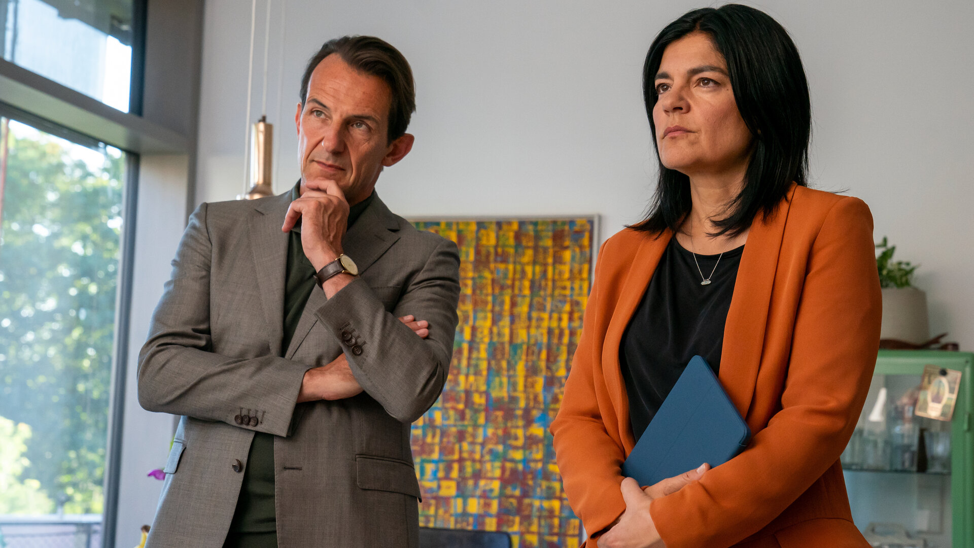 "Letzte Spur Berlin - Luftschlösser": Oliver Radek (Hans-Werner Meyer) und Mina Amiri (Jasmin Tabatabai) stehen nebeneinander im Raum. Ihre Blicke sind ernst nach vorne gerichtet.