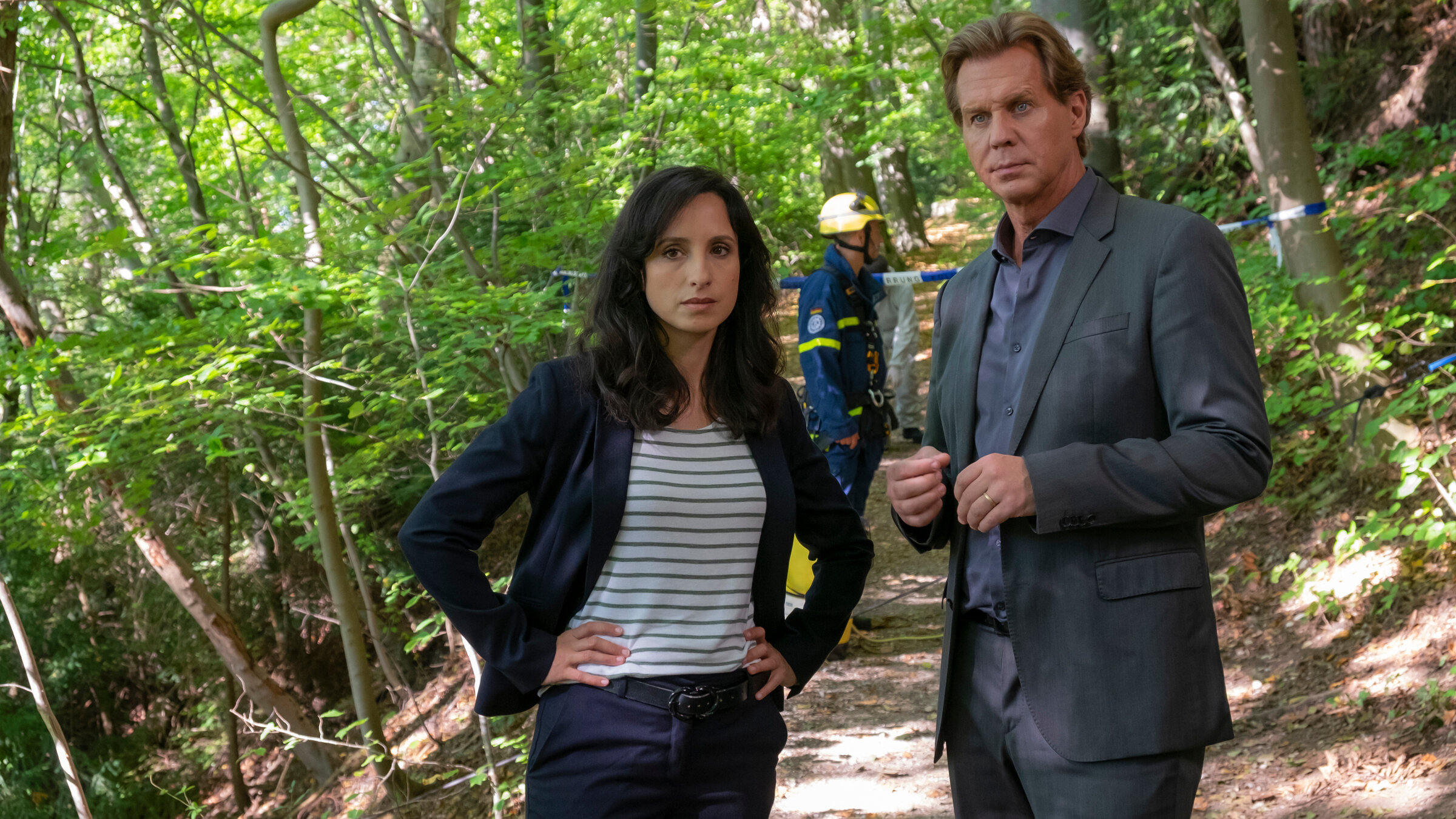 "Der Alte - Das gute Leben": Annabell Lorenz (Stephanie Stumph) und Caspar Bergmann (Thomas Heinze) stehen auf einem Waldweg und schauen fragend vor sich.