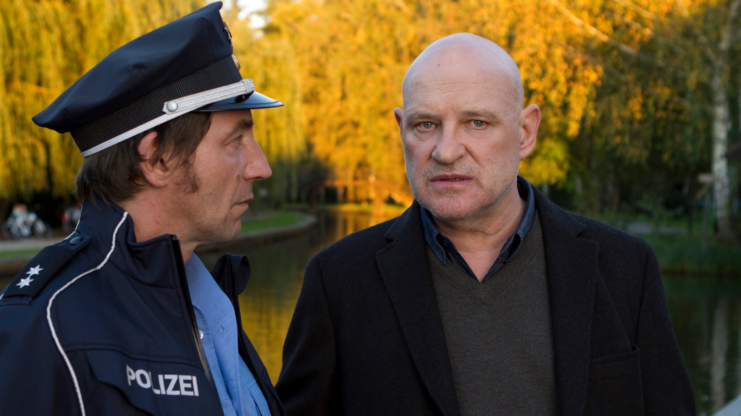 "Spreewaldkrimi - Eine tödliche Legende": Oberinspektor Fichte (Thorsten Merten,li.) berichtet Kommissar Krüger (Christian Redl, re.) von seiner Recherche im Verwaltungsgericht.