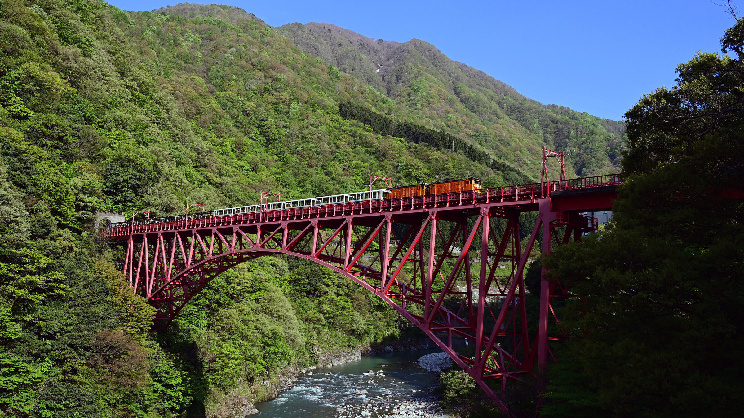 "Mit dem Zug entlang der WestkÃ¼ste Japans": Die Kurobe Gorge Railway fÃ¼hrt entlang einer der tiefsten Schluchten Japans. UrsprÃ¼nglich wurde die Bahn zum Bau eines Staudamms angelegt.