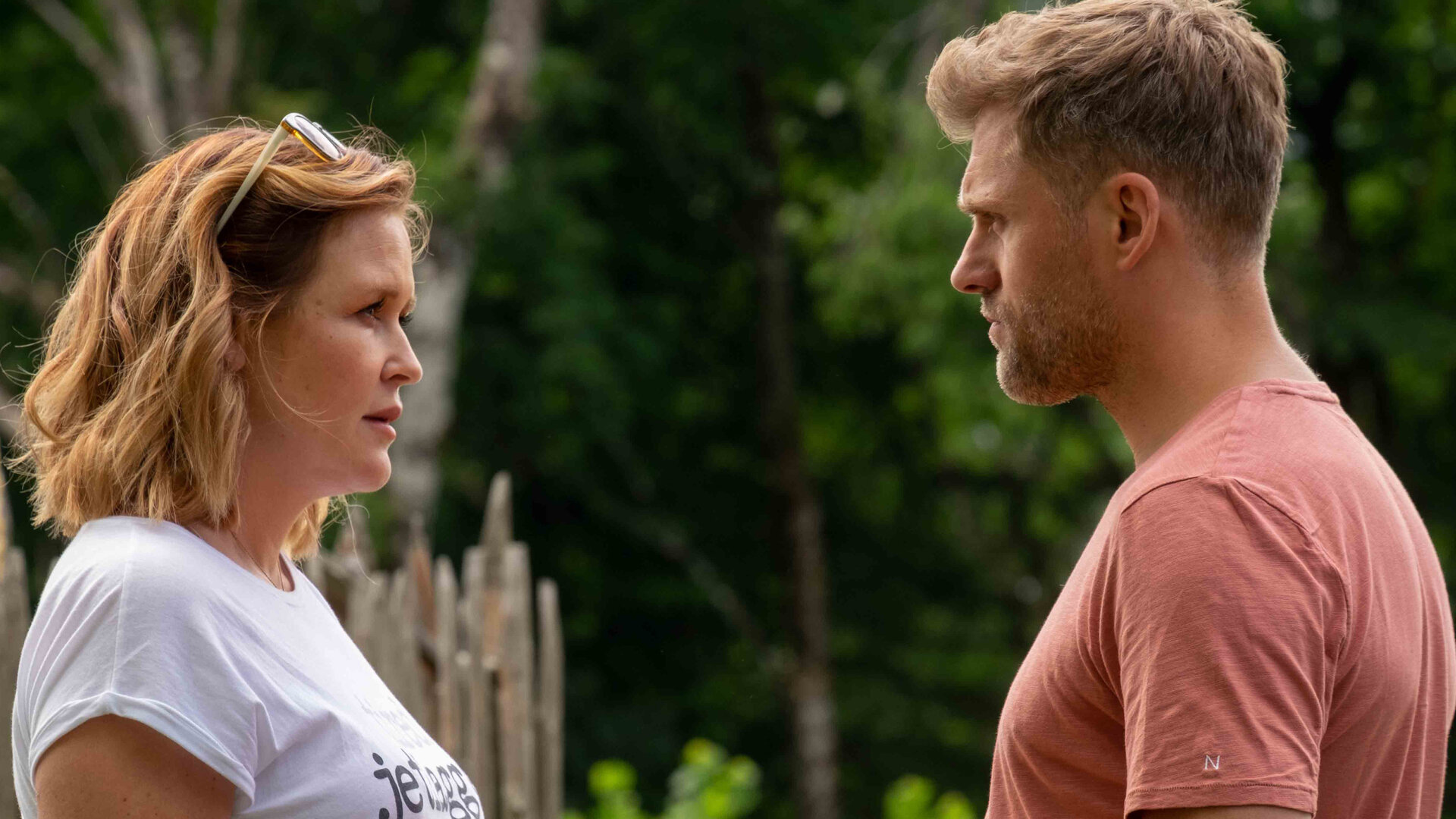 "Lena Lorenz – Teufelskreis": Lena Lorenz (Judith Hoersch) und Quirin Pankofer (Jens Atzorn) stehen sich im Freien gegenüber und schauen sich ernst in die Augen.