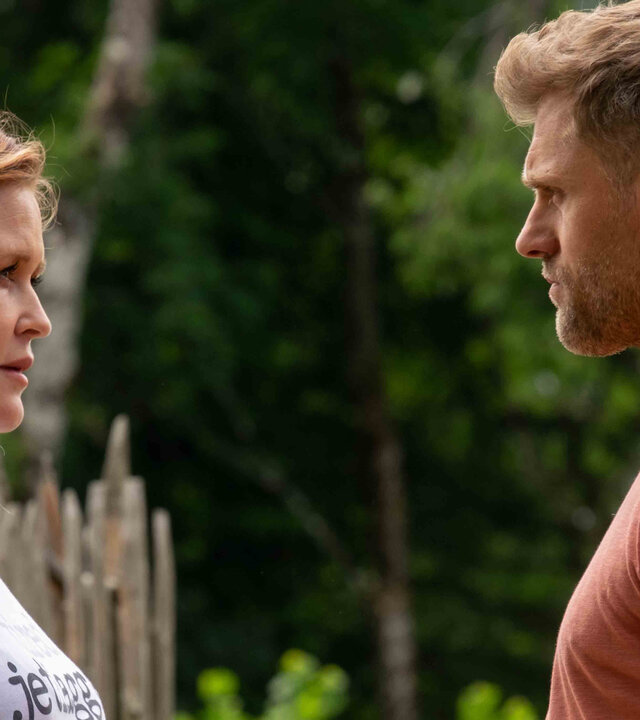 "Lena Lorenz – Teufelskreis": Lena Lorenz (Judith Hoersch) und Quirin Pankofer (Jens Atzorn) stehen sich im Freien gegenüber und schauen sich ernst in die Augen.