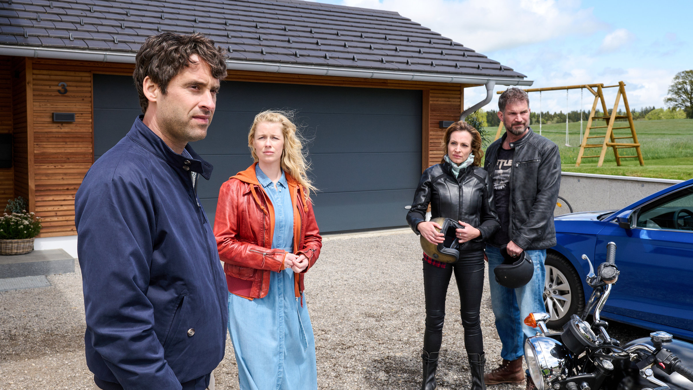 "Marie fängt Feuer - Das Zweite Ich": Emil Huber (Kai Albrecht) steht mit Marie (Christine Eixenberger)  vor der Garage seines Hauses. Ihnen gegenüber stehen seine Frau Sabrina (Dagny Dewath) und ihr Freund Jonas Bayer (Simon Böer).