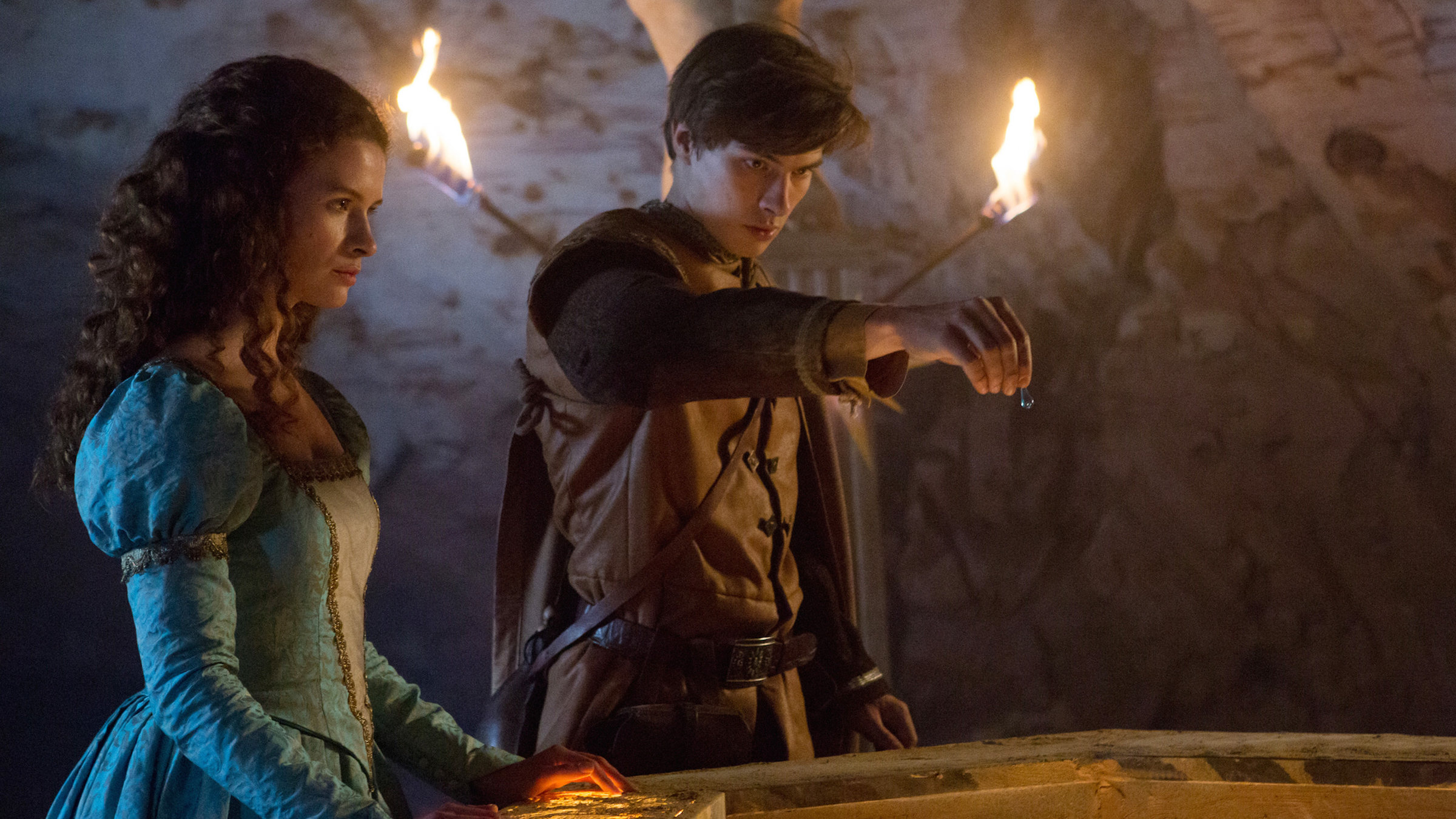 "Das Wasser des Lebens": Prinzessin Friederike (Marlene Tanczik) und Prinz Lennard (Gustav Schmidt) versuchen das Wasser des Lebens wieder zum Sprudeln zu bringen.