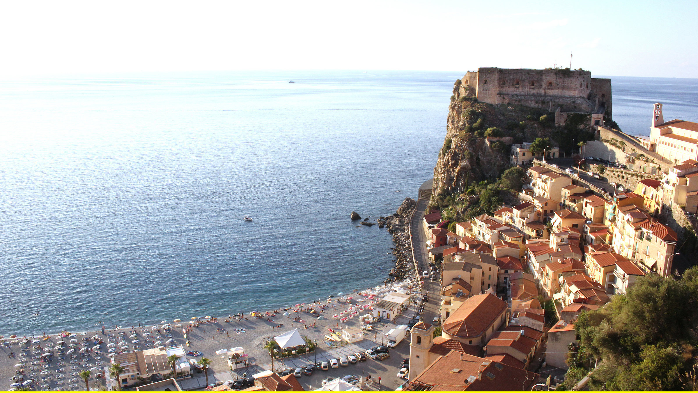 "Kalabrien, da will ich hin!": Blick von oben auf das Städtchen Scilla und die Küste