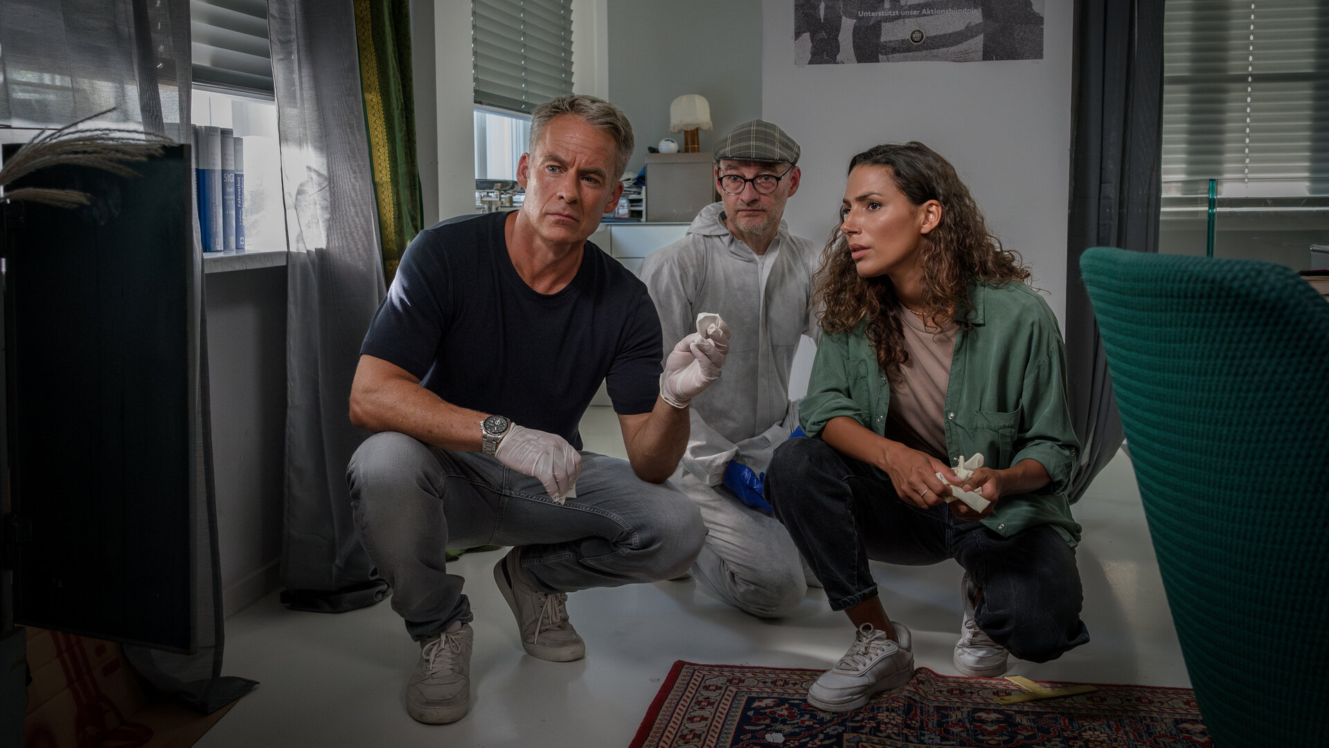 "SOKO Leipzig - Kowalski": Jan Maybach (Marco Girnth), Kriminaltechniker Spusi-Holger (Holger Koch) und Kim Nowak (Amy Mußul) sind in der Hocke in einer Wohnung. Sie sammeln Spuren.
