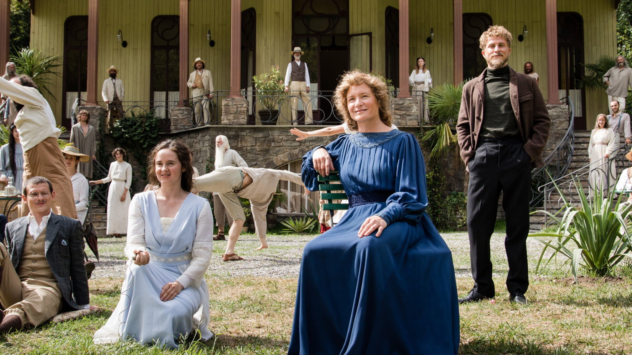 "Monte Verità - Der Rausch der Freiheit": Freiheit auf dem Monte Verità: Hermann Hesse (Joel Basman), Hanna Leitner (Maresi Riegner), Ida Hofmann (Julia Jentsch), Dr. Otto Gross (Max Hubacher) vor der Casa Centrale auf dem Monte Verità.
