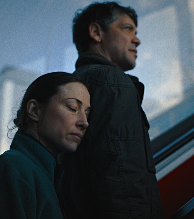 "Alle die Du bist": Nadine (Aenne Schwarz) legt mit geschlossenen Augen ihren Kopf an Pauls (Carlo Ljubek) Schulter, während sie eine Rolltreppe hochfahren.