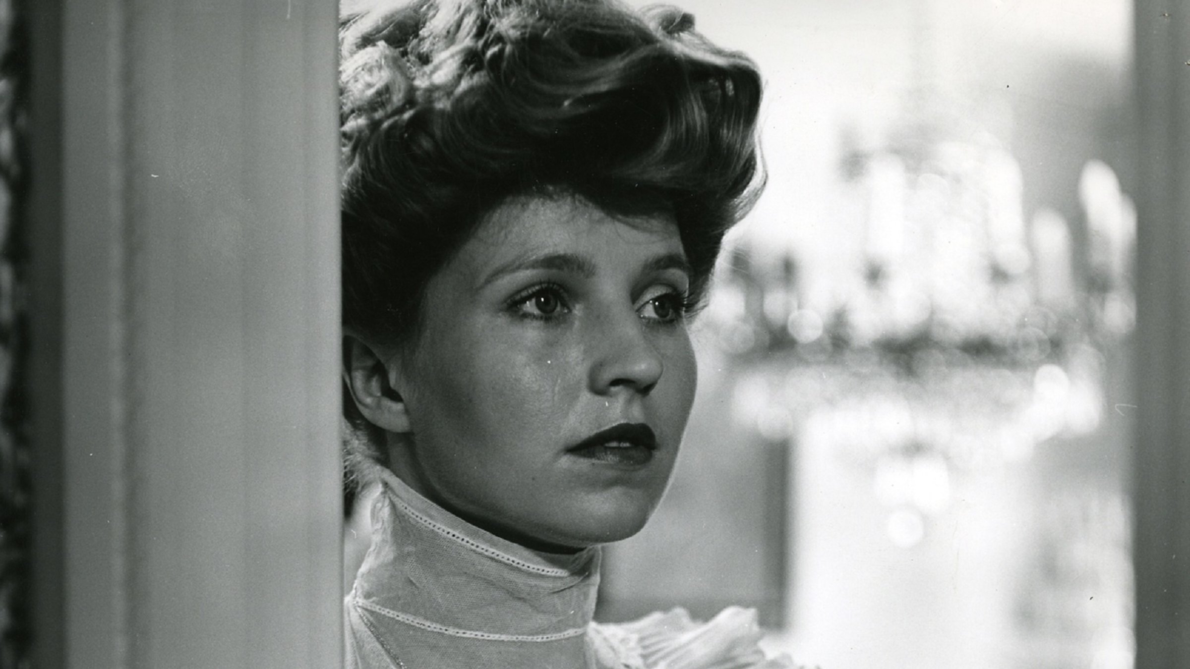 "Fontane Effi Briest": Schwarz-weiß-Bild - Effi Briest (Hanna Schygulla) trägt eine Hochsteckfrisur und ein Abendkleid mit Rüschen und einem feinen, durchsichtigen Stoff über dem Dekolleté.