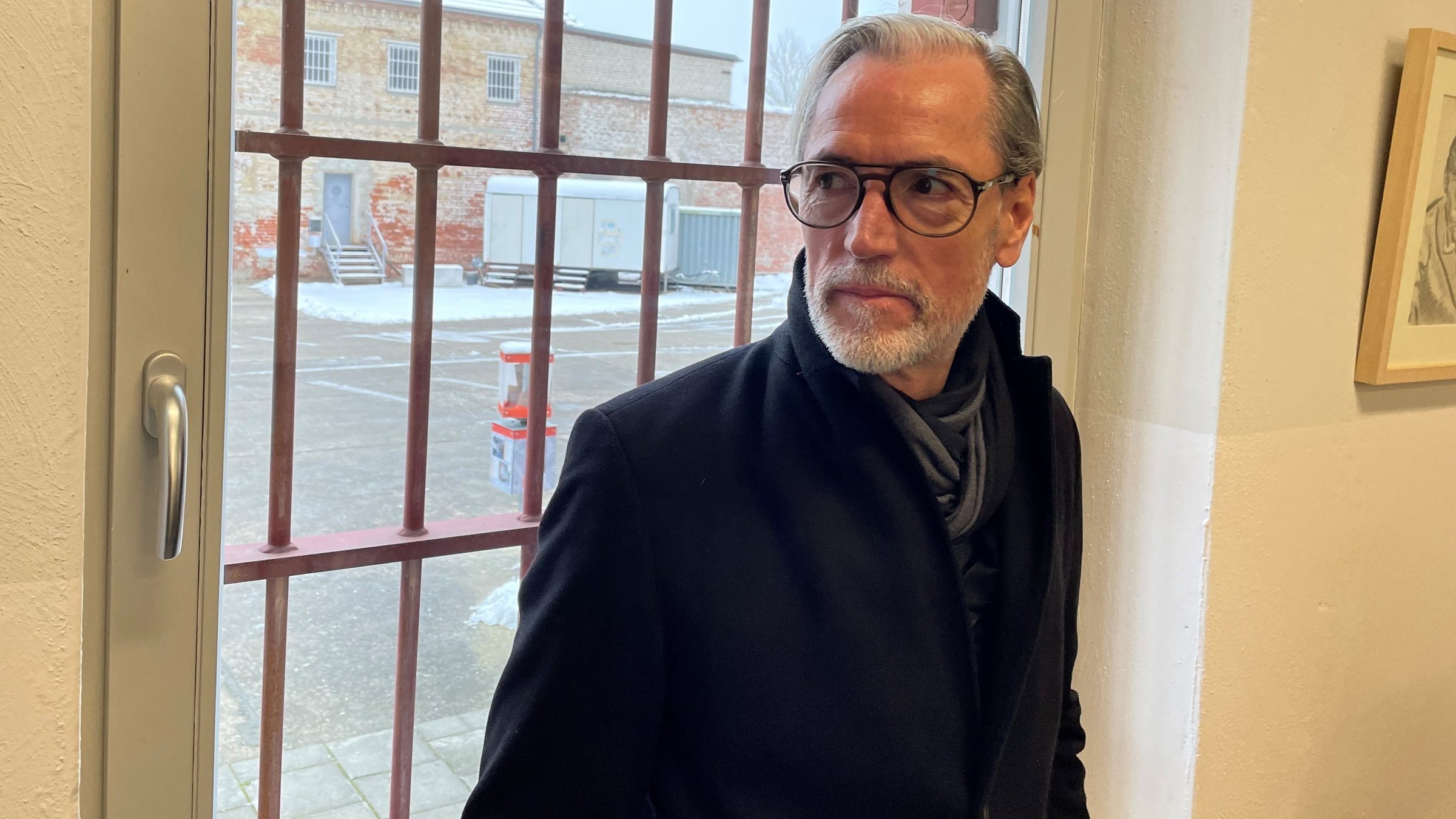 "37° Wir wollten nur raus – DDR-Häftlinge kämpfen gegen das Vergessen": Peter K. steht am vergitterten Fenster im Menschenrechtszentrum.