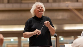 Sir Simon Rattle dirigiert Bruckners 9., Wagner<br/>und Webern