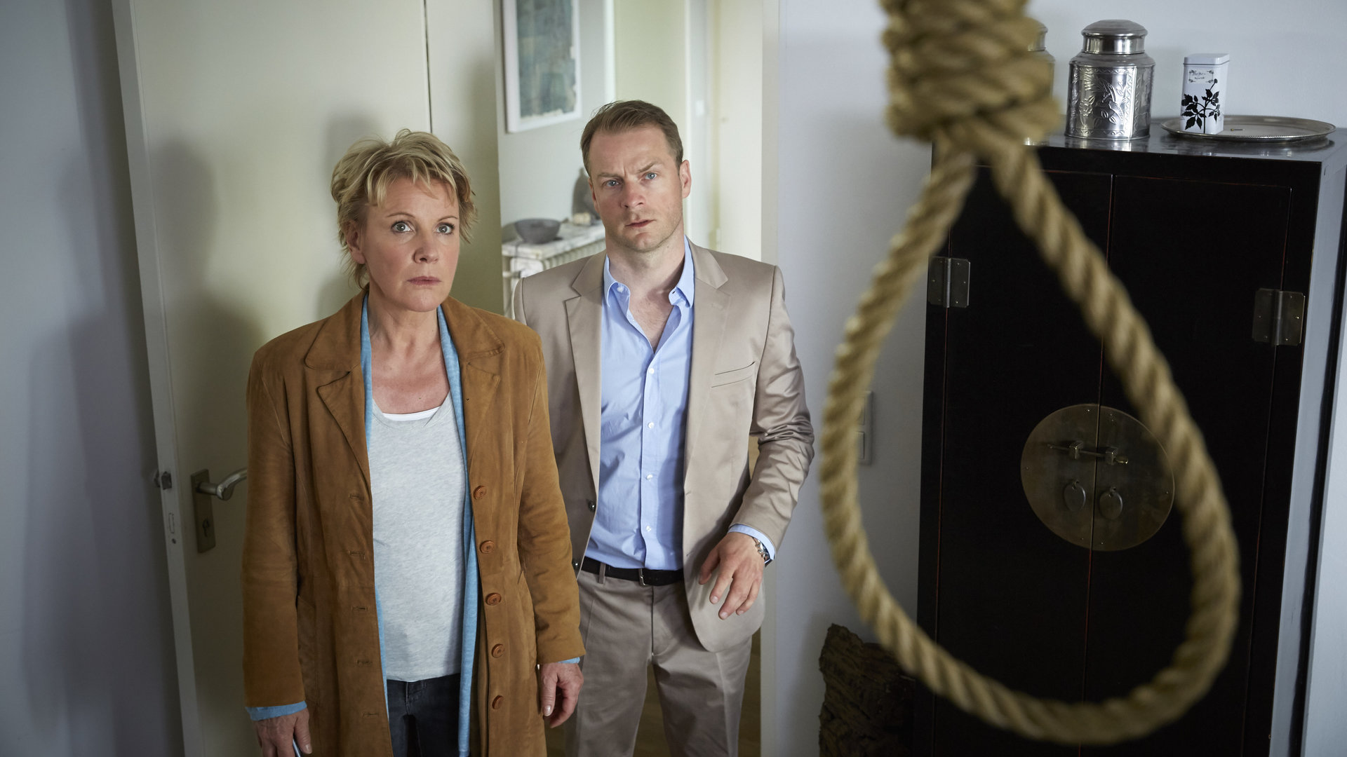 "Marie Brand und die Schatten der Vergangenheit": Marie Brand (Mariele Millowitsch) und Jürgen Simmel (Hinnerk Schönemann) entdecken einen Galgenstrick an Maries Wohnzimmerdecke.