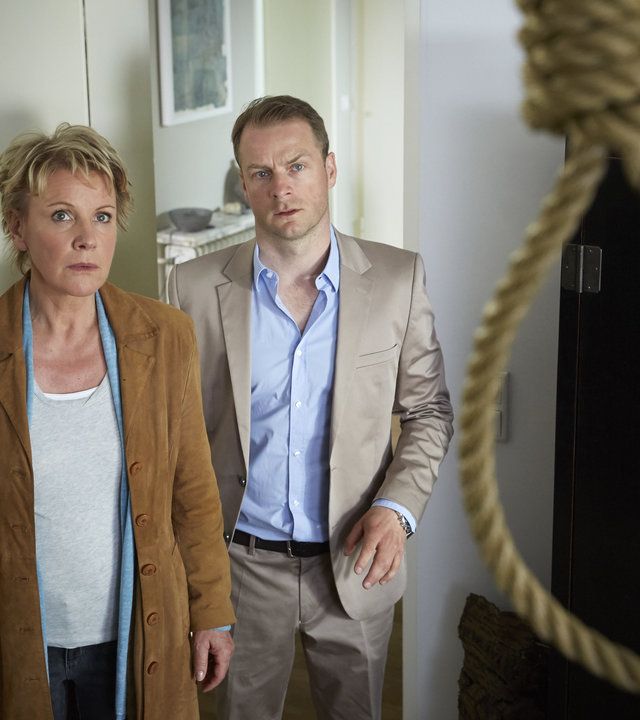 "Marie Brand und die Schatten der Vergangenheit": Marie Brand (Mariele Millowitsch) und Jürgen Simmel (Hinnerk Schönemann) entdecken einen Galgenstrick an Maries Wohnzimmerdecke.