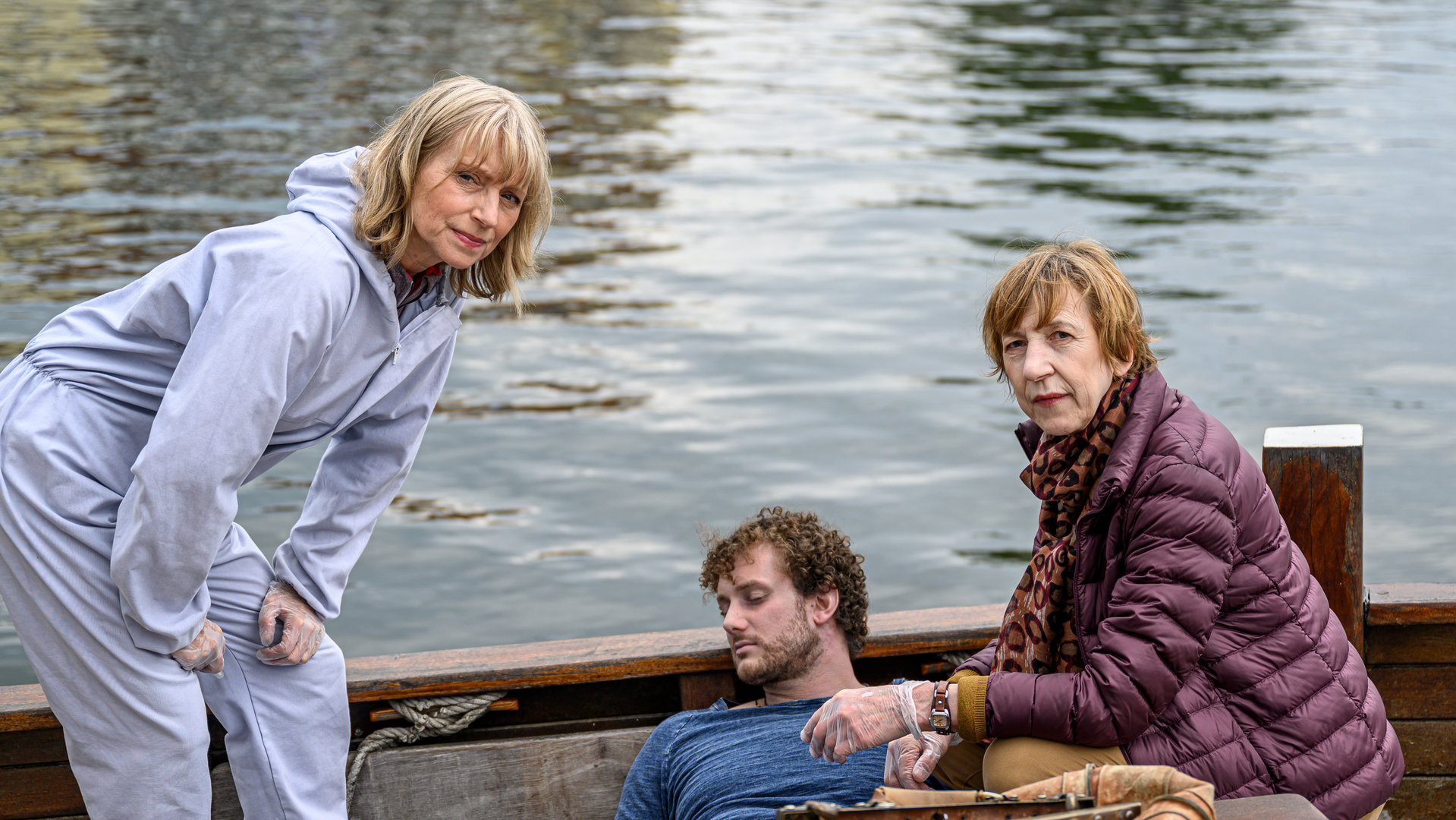 "SOKO Wismar – Der Rückkehrer": Roswitha Prinzler (Silke Matthias) und Dr. Helene Sturbeck (Katharina Blaschke) untersuchen den toten Steffen Ahlert (Dimitri Genco) auf dessen Segelboot.