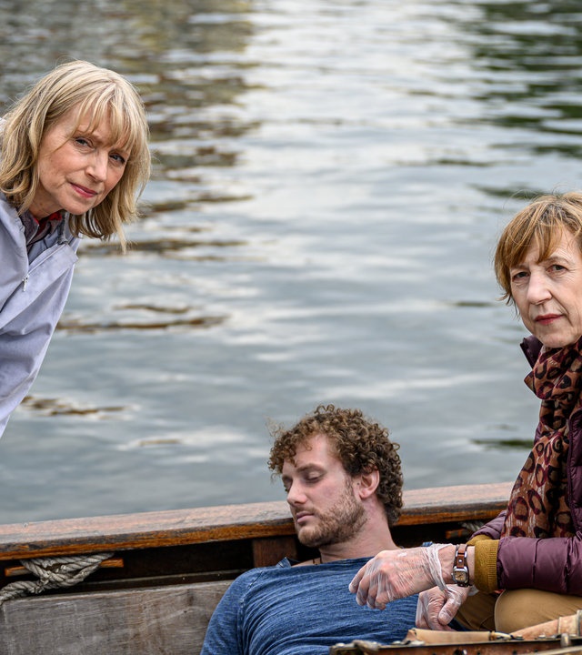 "SOKO Wismar – Der Rückkehrer": Roswitha Prinzler (Silke Matthias) und Dr. Helene Sturbeck (Katharina Blaschke) untersuchen den toten Steffen Ahlert (Dimitri Genco) auf dessen Segelboot.