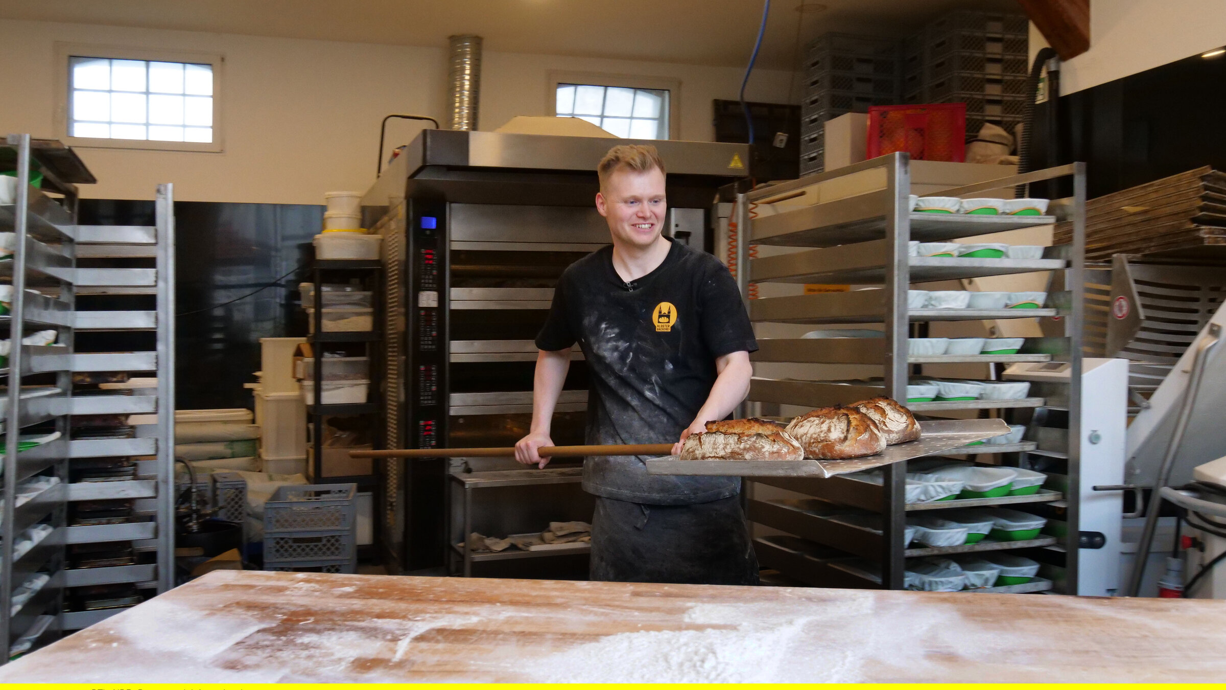 "Die Nordreportage: Backen ohne Nachtschicht": Bäckermeister Lukas Kröhl setzt auf lange Teigführung und frische Bio-Backwaren.
