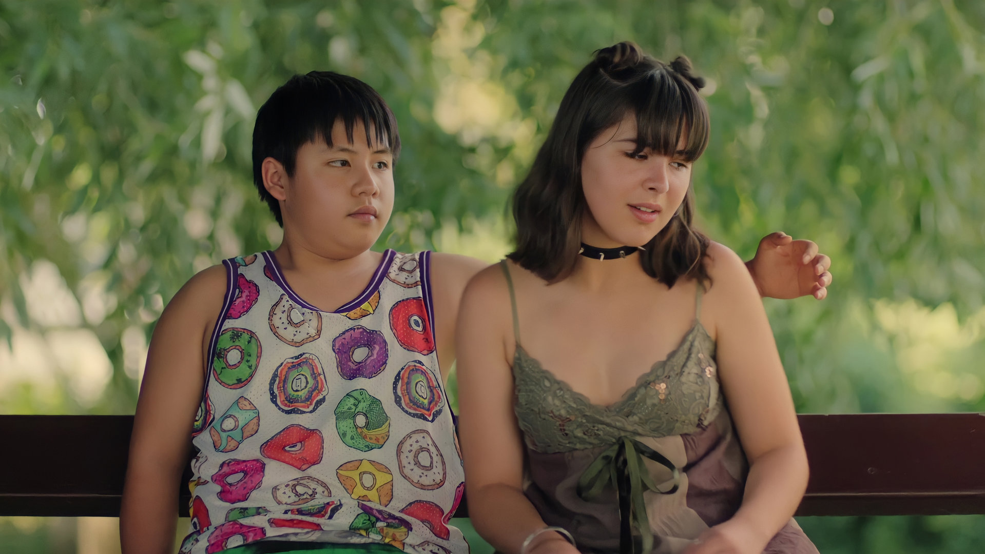 "Doppelhaushälfte - Verpasste Chancen": Rocco (Hoang Minh Ha) und Zoe (Helena Yousefi) sitzen auf einer Bak. Rocco legt vorsichtig den Arm um sie.