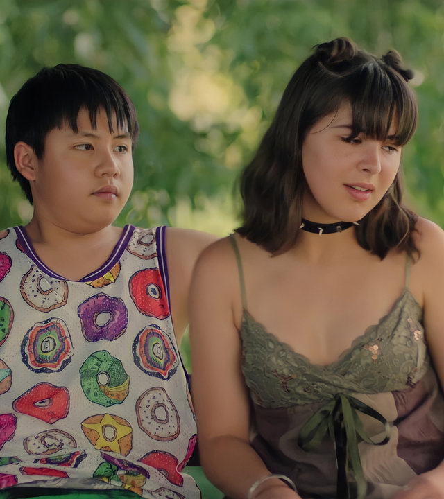 "Doppelhaushälfte - Verpasste Chancen": Rocco (Hoang Minh Ha) und Zoe (Helena Yousefi) sitzen auf einer Bak. Rocco legt vorsichtig den Arm um sie.