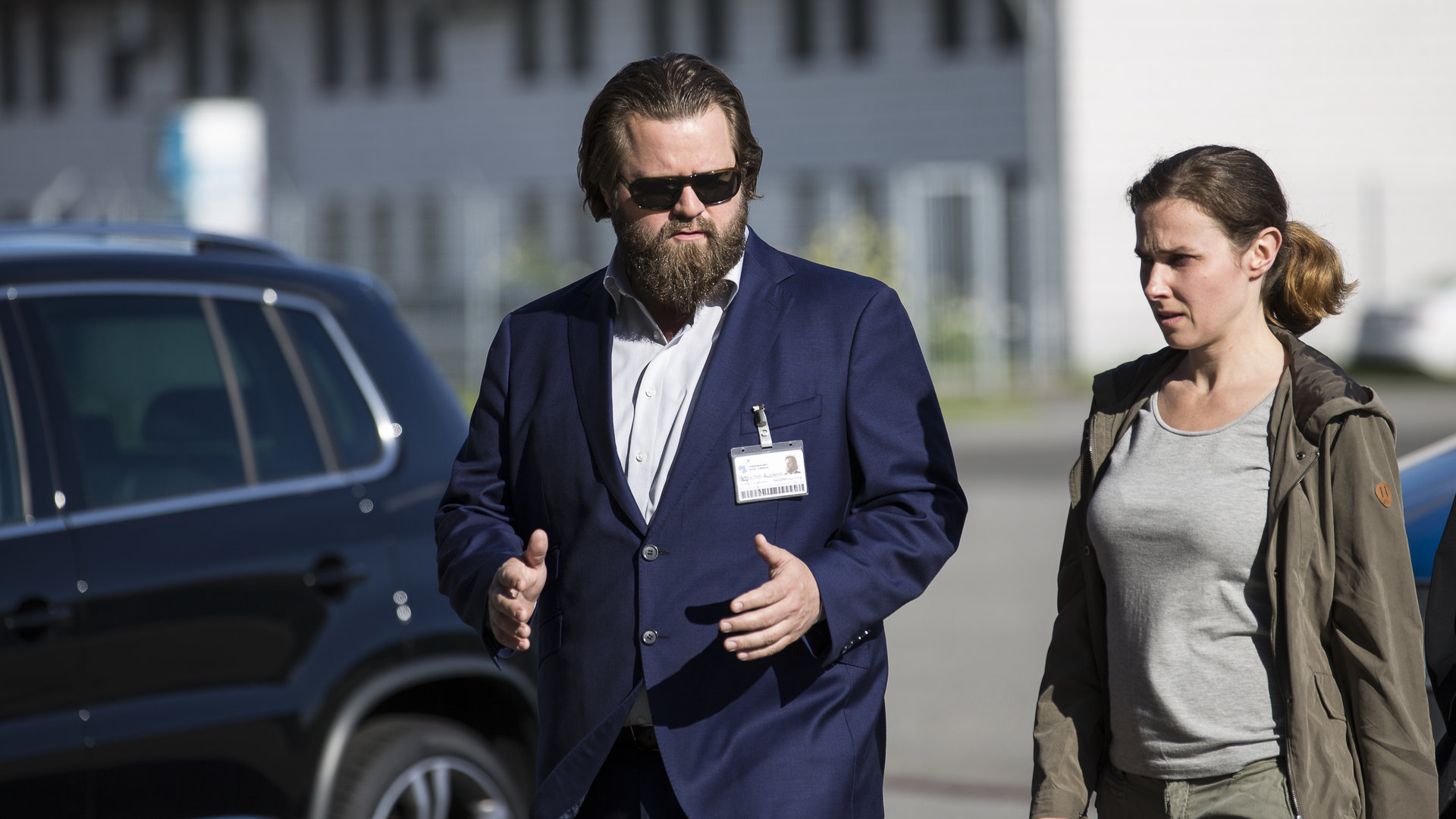 "Ein Fall für zwei - Zerplatzter Traum": Strafverteidiger Benni Hornberg (Antoine Monot, Jr.) und seine neue Mandantin Hanna Lorenz (Karin Hanczewski) laufen nebeneinander her. Offenbar versucht er ihr die aktuelle Sachlage zu erklären und gestikuliert dabei.