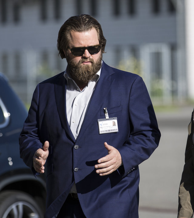 "Ein Fall für zwei - Zerplatzter Traum": Strafverteidiger Benni Hornberg (Antoine Monot, Jr.) und seine neue Mandantin Hanna Lorenz (Karin Hanczewski) laufen nebeneinander her. Offenbar versucht er ihr die aktuelle Sachlage zu erklären und gestikuliert dabei.