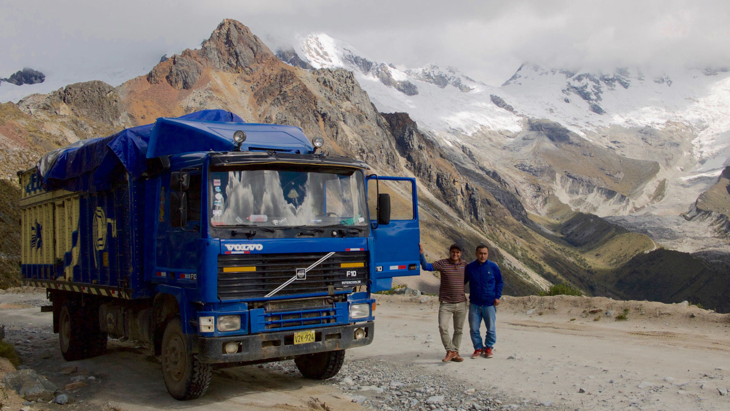 "Magische Anden - Peru": Traumstraße: Auf ihrem Weg nach Huaráz kommen LKW-Fahrer Antonino und sein Sohn Alex am höchsten Berg Perus vorbei, dem Huascarán (6768m).