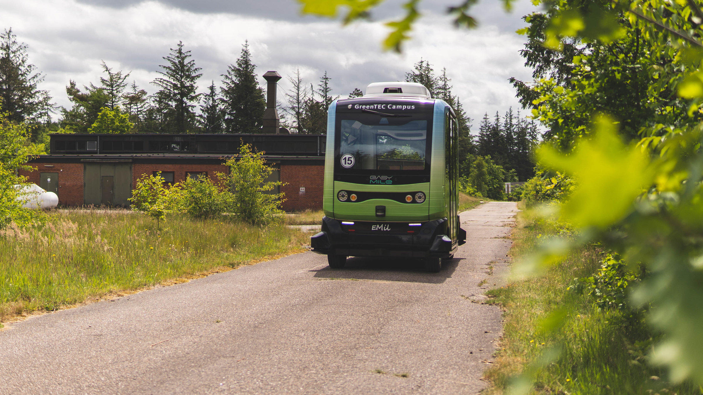 "plan b: Fliegen, fahren, schweben - Der Verkehr der Zukunft": Ein autonom-fahrender Bus fährt auf einem Weg.
