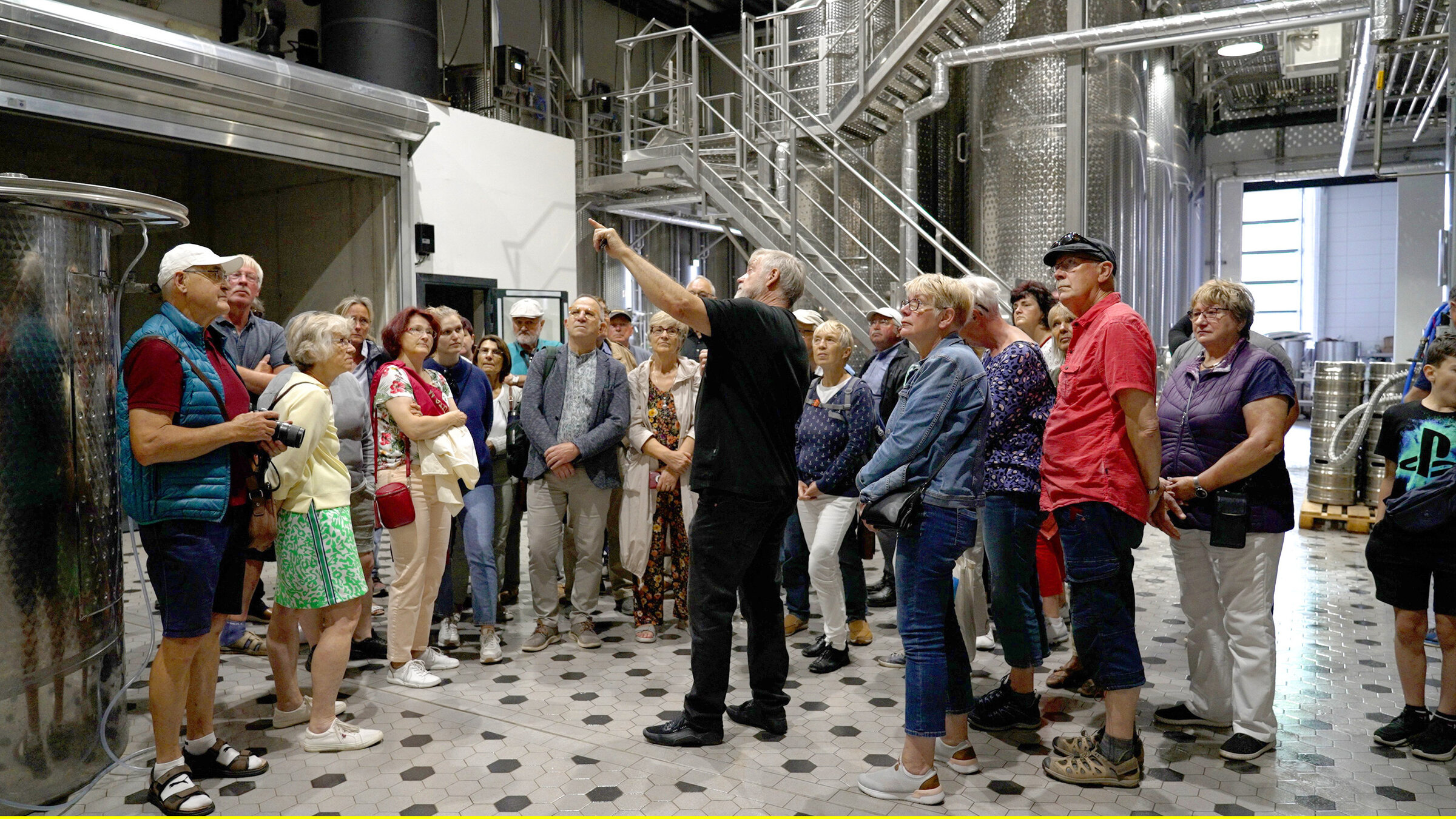 "Die Nordreportage: Weinanbau auf Schloss Rattey": Auf dem Weingut Rattey bei Woldegk wurden in den vergangenen Jahren Millionen investiert. Wann immer Weingutleiter Stefan Schmidt zu Führungen einlädt, ist das Interesse groß.