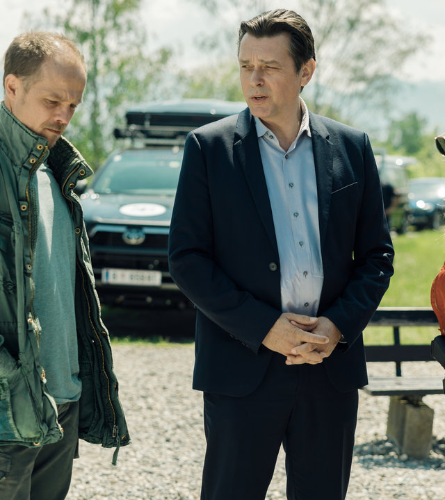 "Die Toten vom Bodensee - Atemlos": Micha Oberländer (Matthias Koeberli), Thomas Komlatschek (Hary Prinz) und Luisa Hoffmann (Alina Fritsch) stehen draußen auf einem Parkplatz zusammen und unterhalten sich.