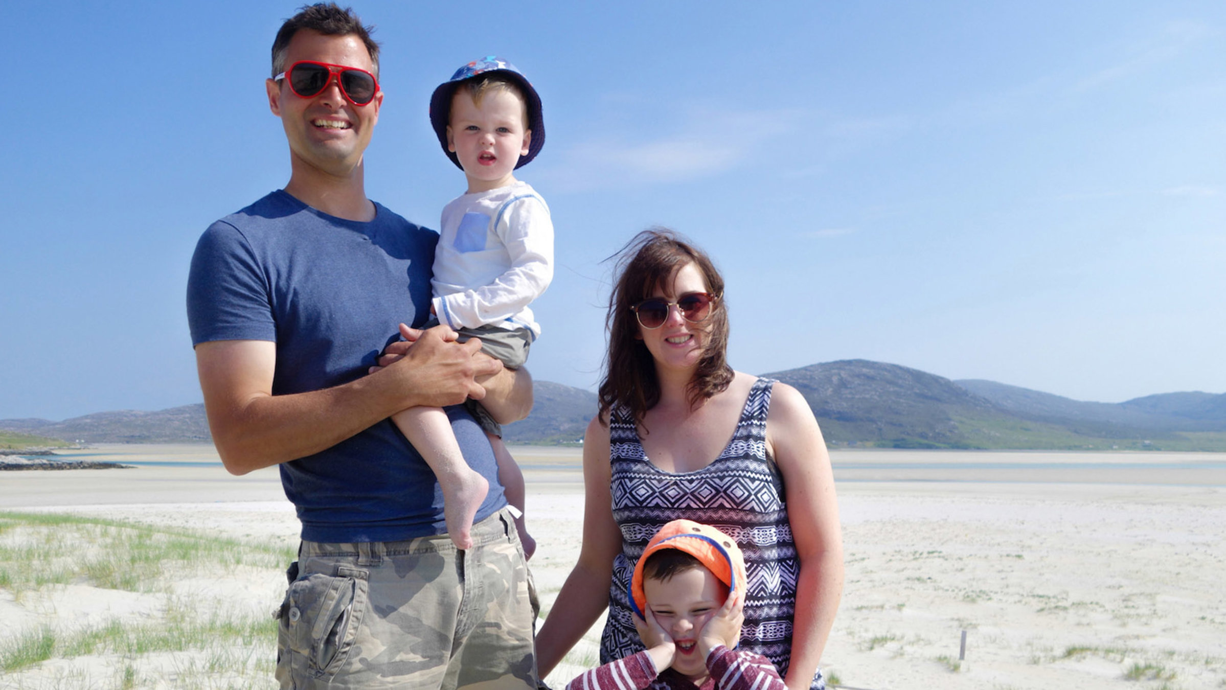 "Die Inseln der Queen (3/5): Die Äußeren Hebriden": Die junge Familie McKay am Strand.