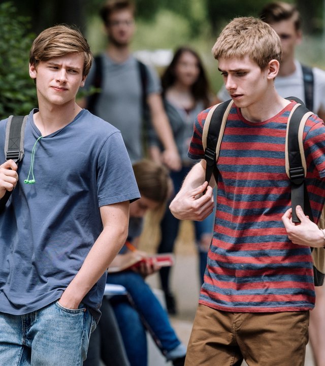 "DEUTSCHER - Tage wie diese": David Schneider (Paul Sundheim) und Marvin Pielcke (Johannes Keller) gehen gemeinsam über den Schulhof.