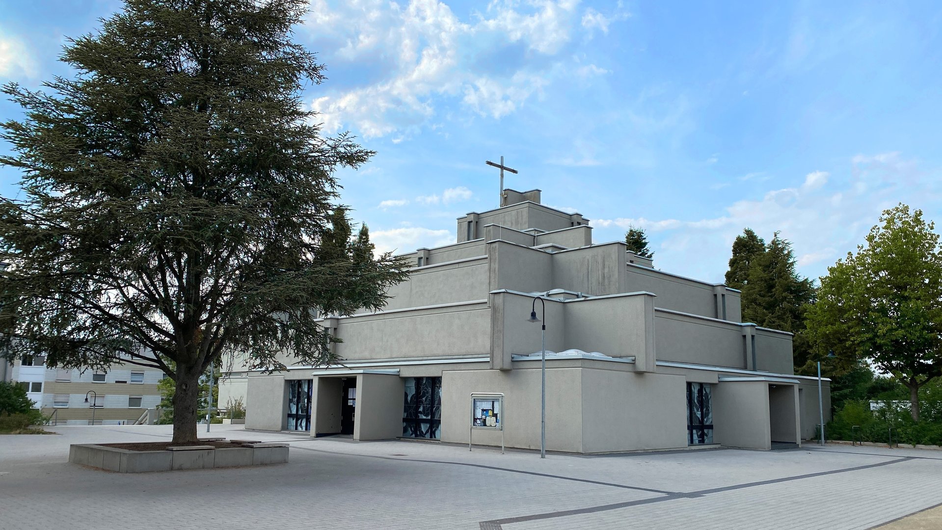 "Katholischer Gottesdienst - Klären, nicht Verklären": Außenansicht auf die Pfarrkirche Sankt Michael in Trier-Mariahof