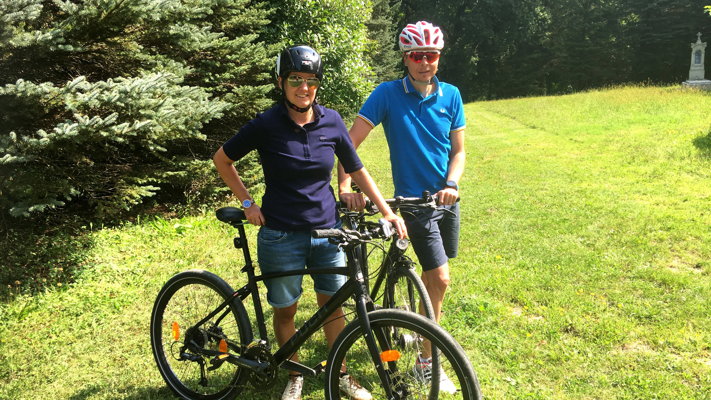 "Grenzenlos Radeln - Was vom Eisernen Vorhang blieb": Zwei Radler stehen mit ihren Fahrrädern im Grünen.