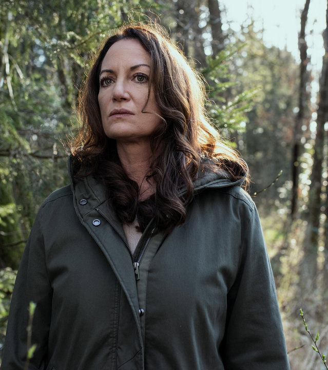 "Unter anderen Umständen - Für immer und ewig": Jana Winter (Natalia Wörner) steht im Wald und schaut nachdenklich in die Ferne.