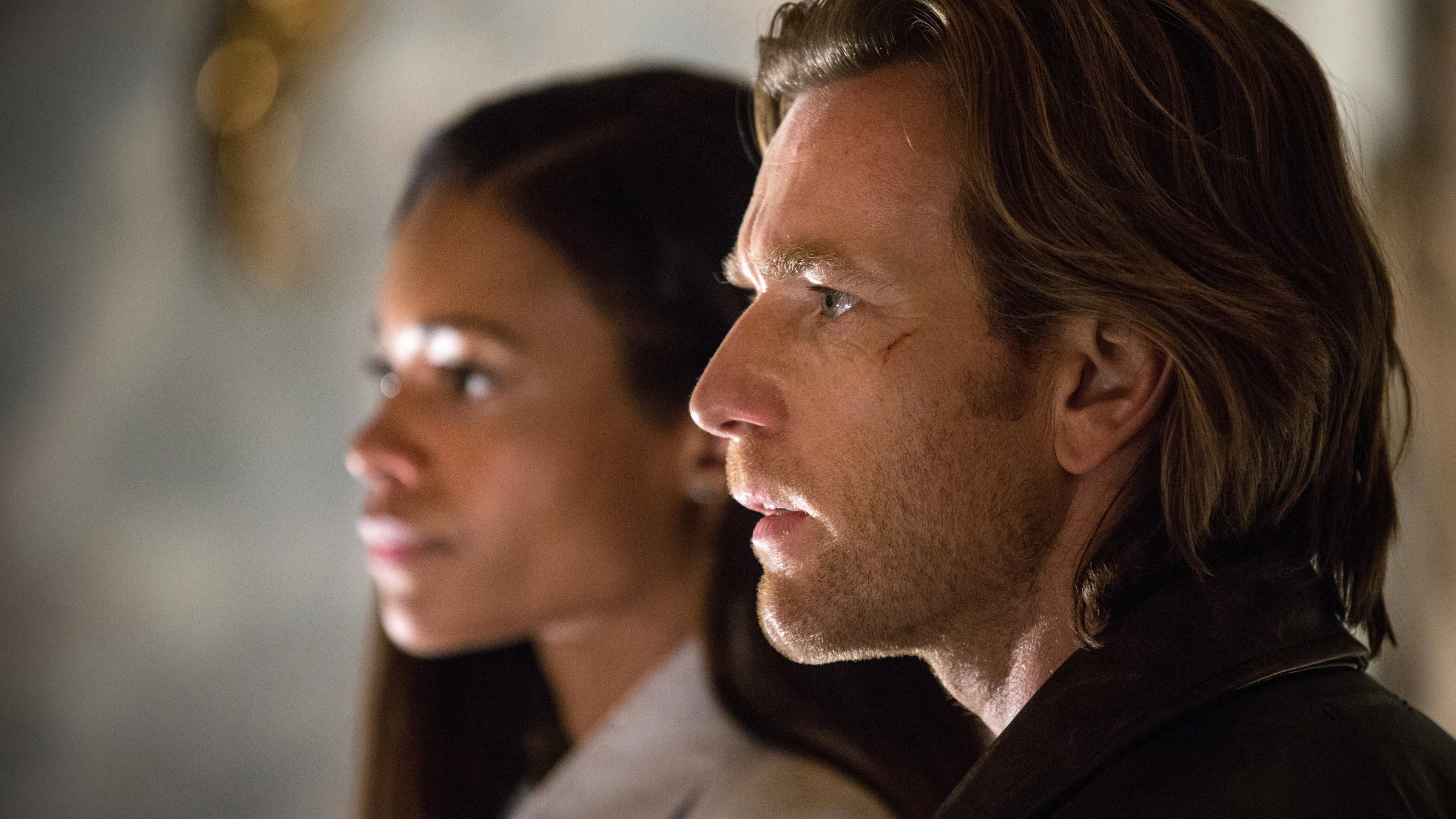 "Verräter wie wir": Perry (Ewan McGregor) und Gail (Naomie Harris) stehen nebeneinander und blicken ernst nach vorne.
