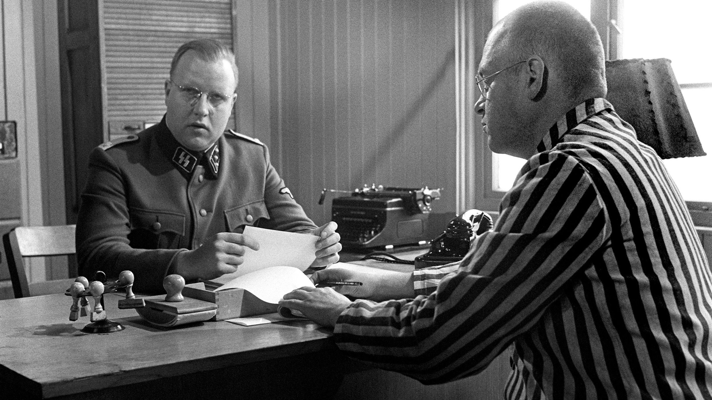 "Ein Tag - Bericht aus einem Konzentrationslager 1939": v.l.: Lagerführer Rüttig (Gert Hauke) und der Lagerschreiber (Werner J. Heyking).