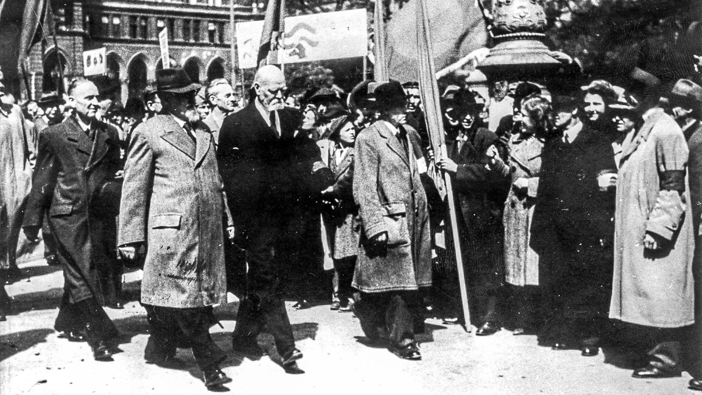 "Österreich II - Aufbruch aus dem Chaos": Der provisorische Staatskanzler Karl Renner, in Begleitung von Bürgermeister Theodor Körner (rechts) und (dahinter) Adolf Schärf, Leopold Figl (verdeckt) und Johann Koplenig.