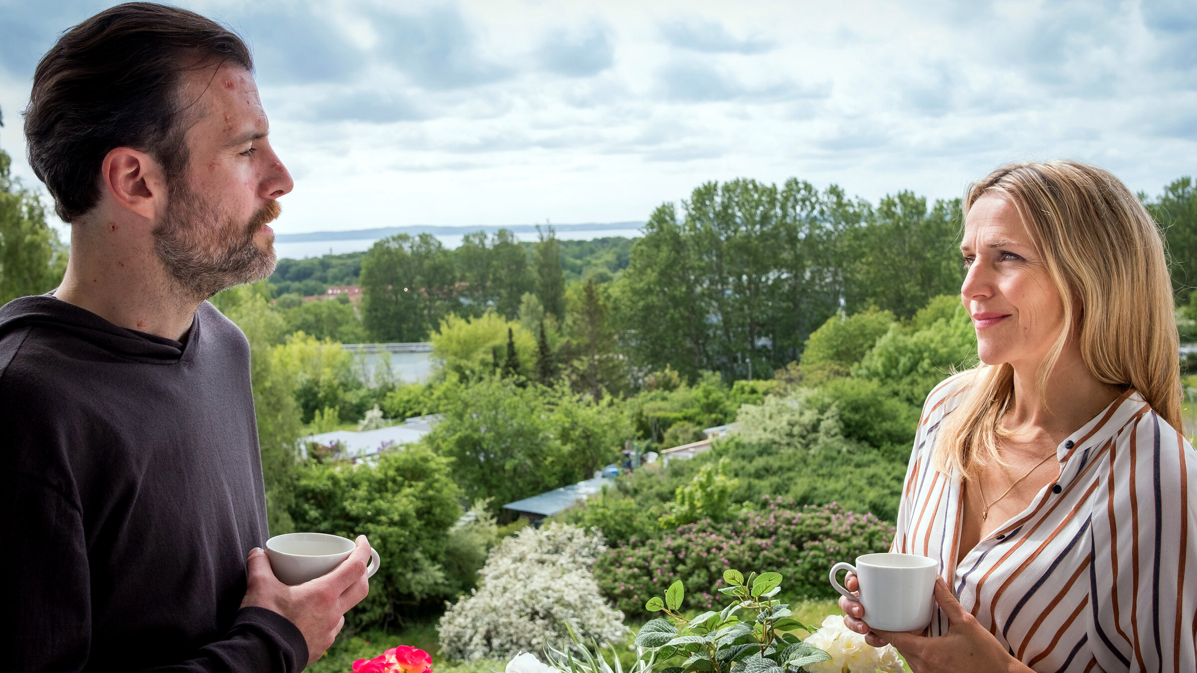 "Praxis mit Meerblick - Alte Freunde": Windpocken! Nora (Tanja Wedhorn) muss ihren Praxiskollegen Dr. Stresow (Benjamin Grüter) krankheitsbedingt vertreten.