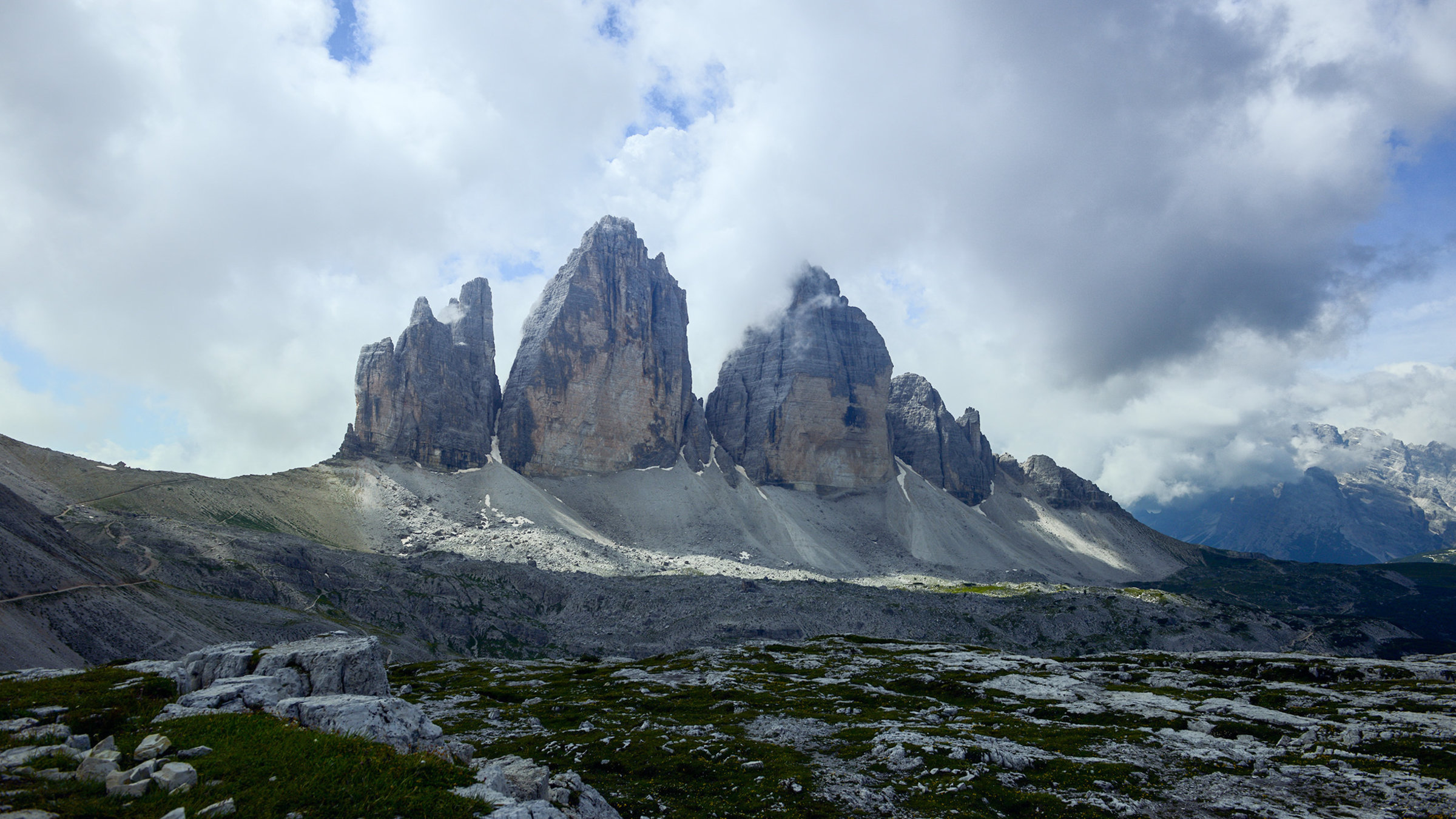 "Dolomiten - Sagenhaftes Juwel der Alpen": Die drei Zinnen sind die Charakter - Berge der Dolomiten und weltweit als Symbol für das steinerne Herz der Alpen bekannt.