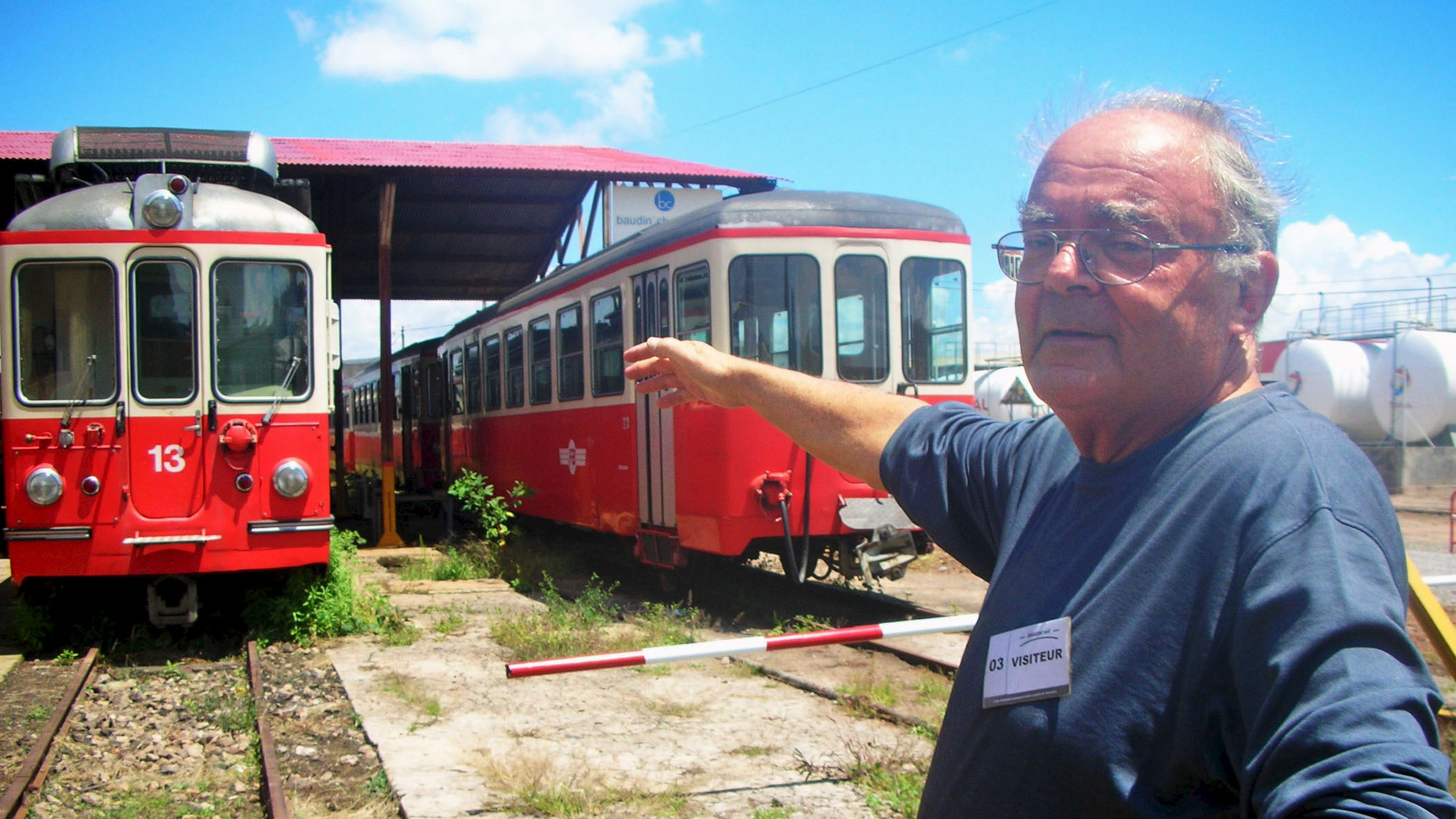 "Zug um Zug" - Auf der Suche nach Frida - Prof. Heinrich Brändli und die ausrangierte Forchbahn Frida am Bahnhof von Antanarivo