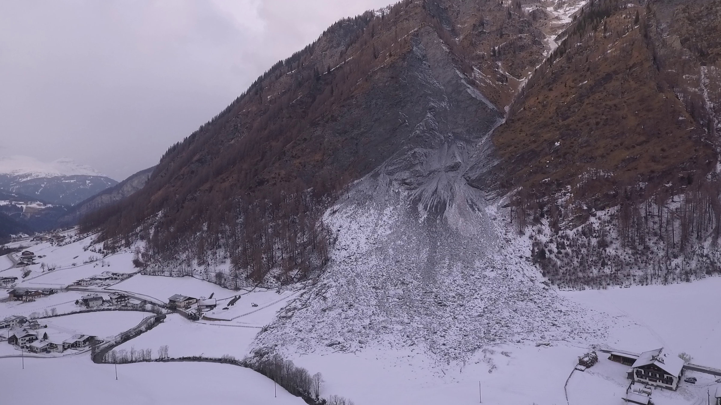 "planet e.: Talwärts - das Bröckeln der Berge": Blick auf das Tal Vals in Österreich nach dem Bergsturz.