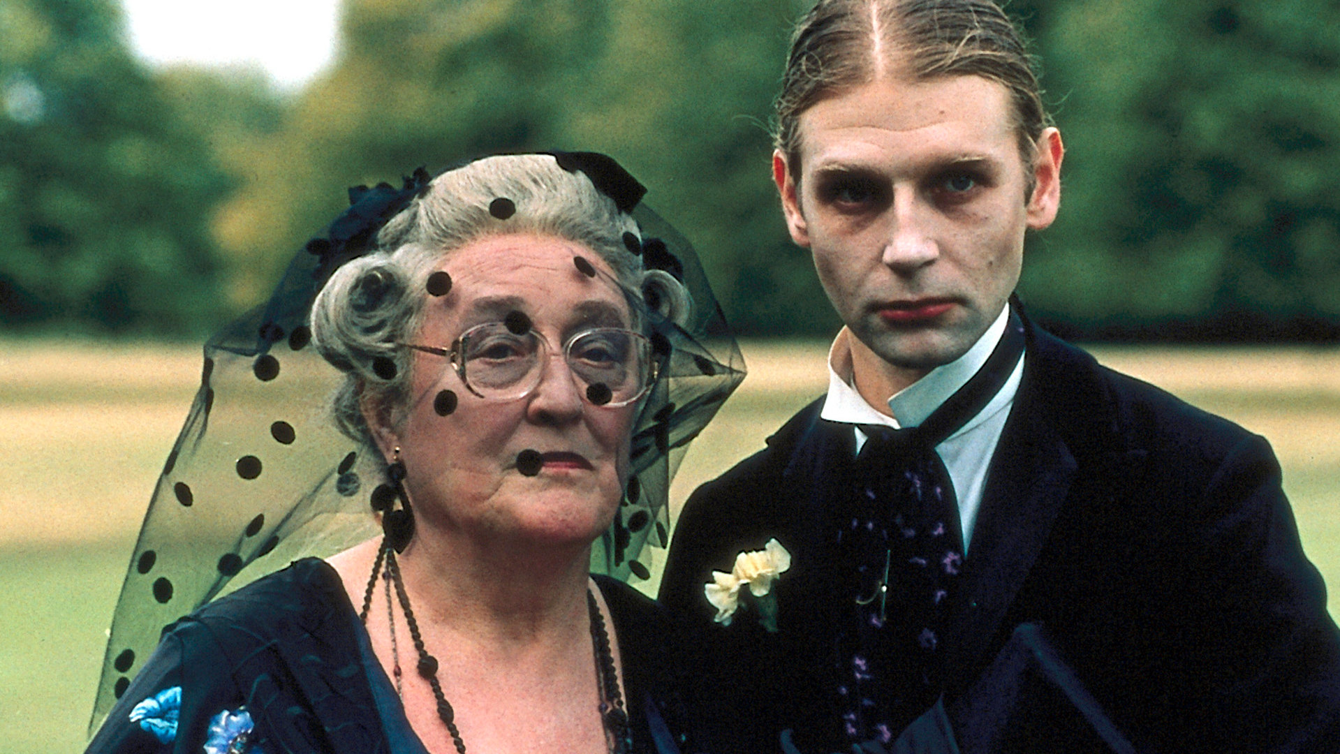 "Inspector Barnaby - Tod in Badger''s Drift": Außenaufnahme. Iris Rainbird (Elizabeth Spriggs) und ihr Sohn Dennis (Richard Cant) stehen nebeneinander, beide tragen ausgefallene Trauerkleidung.