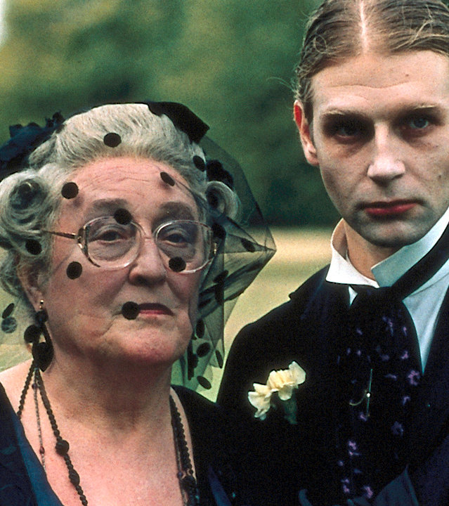 "Inspector Barnaby - Tod in Badger''s Drift": Außenaufnahme. Iris Rainbird (Elizabeth Spriggs) und ihr Sohn Dennis (Richard Cant) stehen nebeneinander, beide tragen ausgefallene Trauerkleidung.