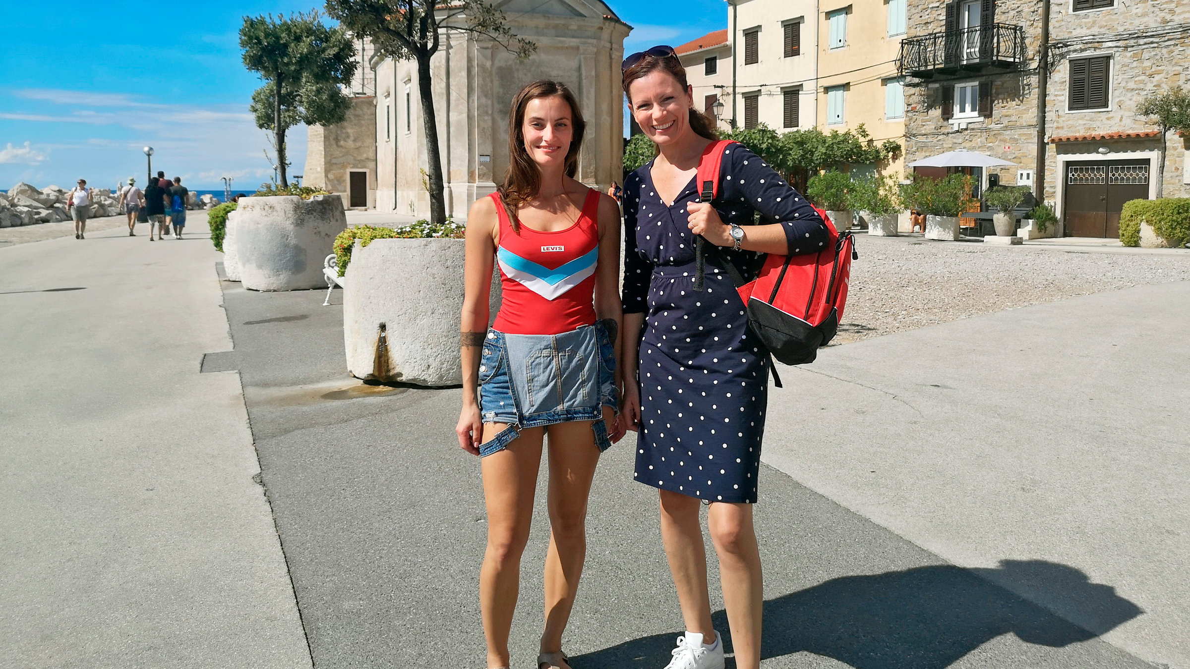 "Slowenien - Alpen mit Meerblick": Die Künstlerin Nika Domnik zeigt Moderatorin Anne Willmes (r) ihre malerische Heimatstadt Piran an der Küste von Slowenien, der man ihre venezianische Vergangenheit ansieht.