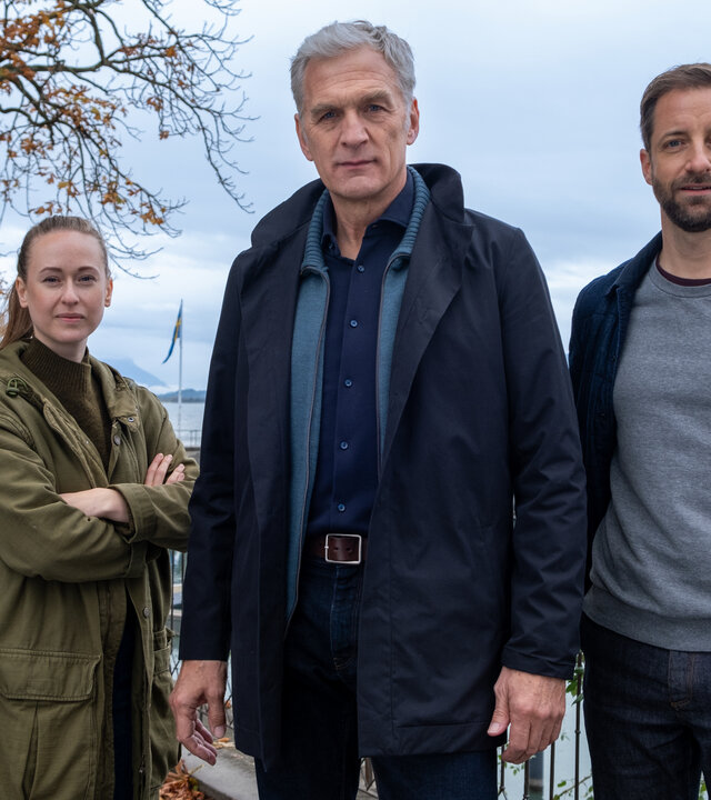 "Der Kommissar und der See - In besseren Kreisen": Annika Wagner (Nurit Hirschfeld), Robert Anders (Walter Sittler) und Martin Keller (Dominik Maringer) stehen nebeneinander am Ufer des Sees und schauen in die Kamera.