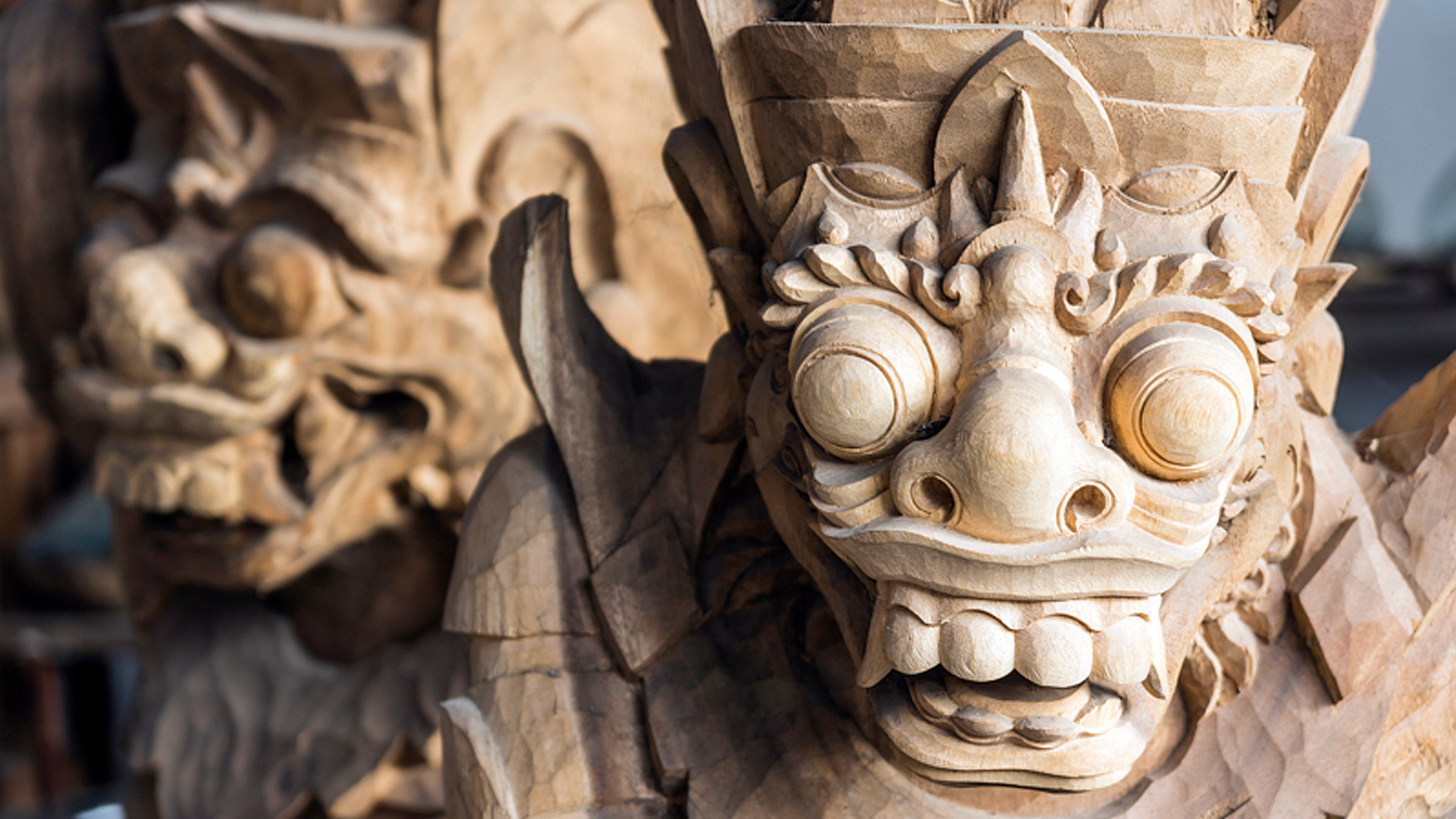 "Tropenparadies Bali - Eine Perle Indonesiens": Holzschnitzkunst hat auf Bali eine lange Tradition.