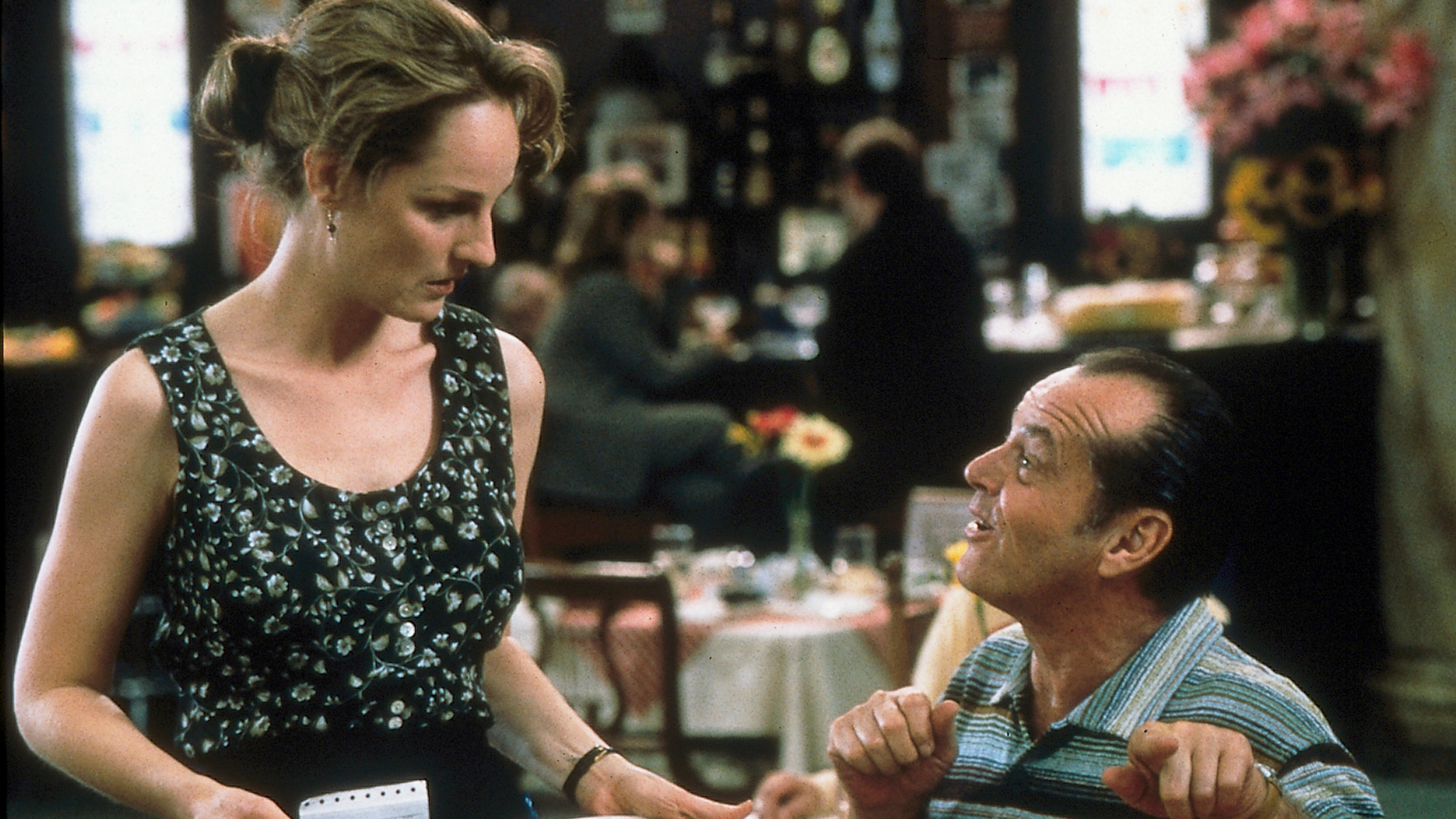 Zum Frühstück geht Melvin (Jack Nicholson) immer ins selbe Lokal, sitzt am selben Tisch und wünscht Bedienung durch die selbe Kellnerin, Carol (Helen Hunt).